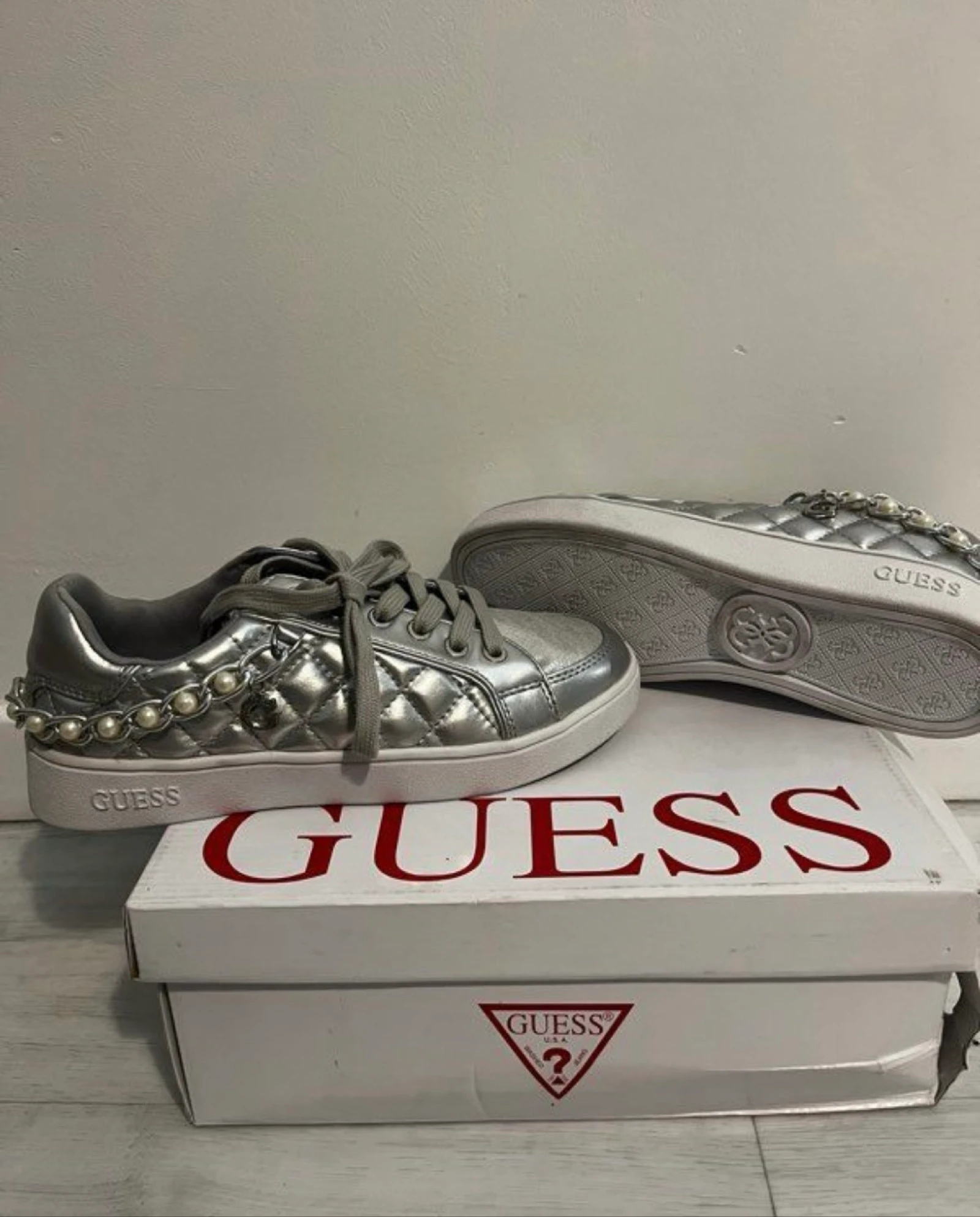 Par de zapatillas Guess – photo 2